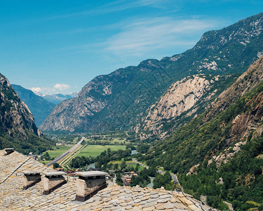 意大利西北部奥斯塔山谷区的美丽风景夏季从巴德堡看到的高山谷霍恩背景图片