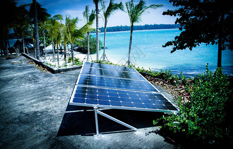技术人员安装太阳能电池作为备用电力图片
