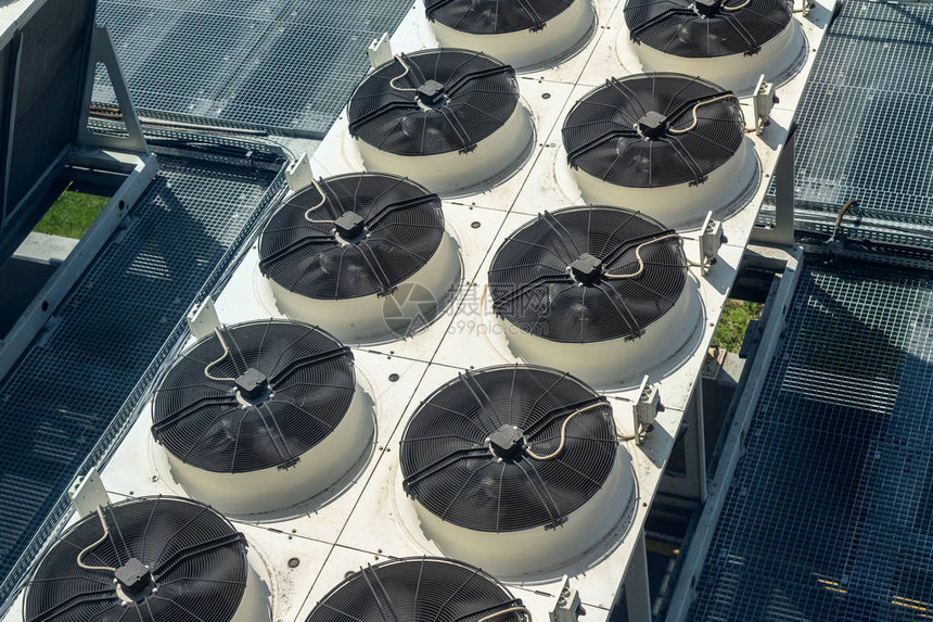 大型工业建筑顶部的重热通风冷却和空调系统图片