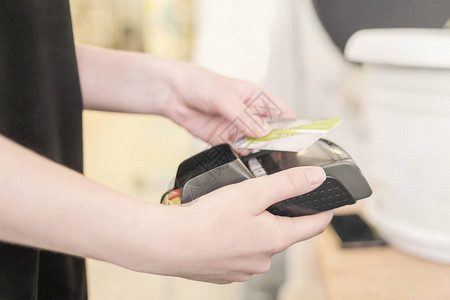 使用NFC技术使用非接触式信用卡付款的客户之手信用卡支付图片