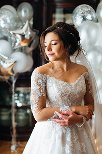穿着婚纱的新娘光着肩膀闭上了眼睛美丽图片