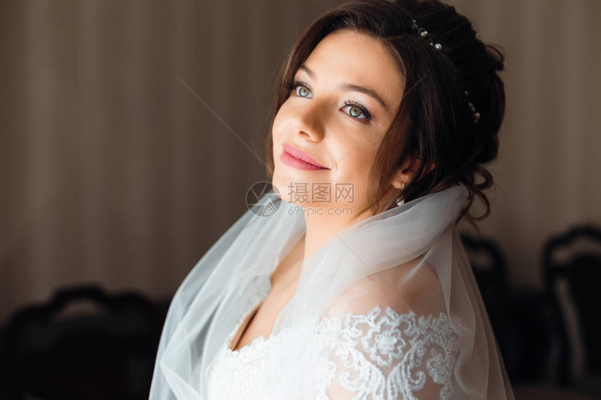 身着白礼服和婚纱的年轻新娘图片