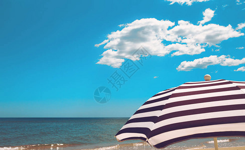 沙滩上的条纹沙滩伞图片