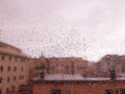 城市夏雨过后在窗户上浮着一些水图片