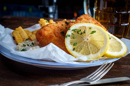 英国传统的传统烹饪菜鱼和薯片图片