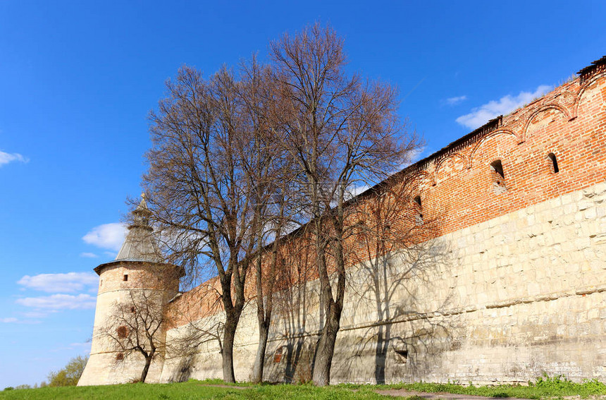 Zaraysk镇的哨兵角塔和克里姆林宫墙俄罗斯莫科地区16世纪的中图片