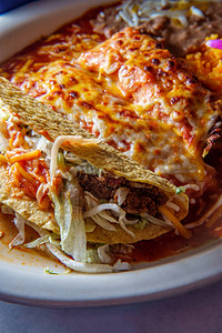 美味的墨西哥玉米干酪和牛肉玉米饭图片