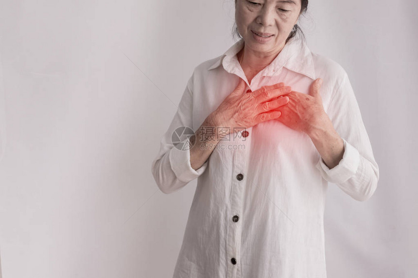 患有胸痛的亚洲老年妇女与世隔绝的白色背景图片
