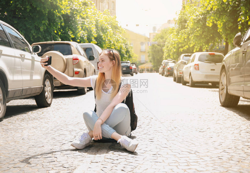 女游客在古城自拍图片