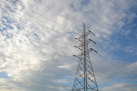 蓝天背景的高压输电塔或电力塔图片