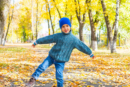 男孩在秋天散步时鬼混图片