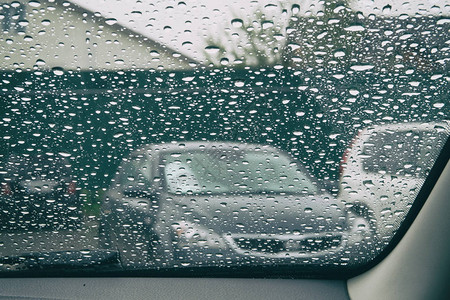 玻璃上的雨滴是忧郁的在车窗上图片