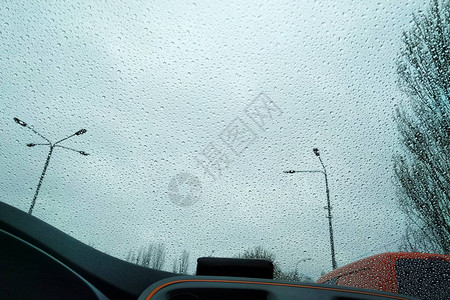 玻璃上的雨滴是忧郁的车窗上的雨滴是城图片