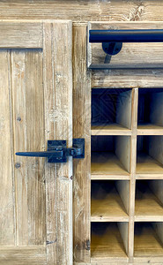 关于古老的木制厨房橱柜在旧式设计厨房图片