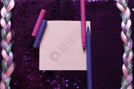 粉红色的便条纸和粉红色和紫色的毡尖笔图片