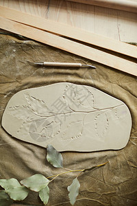 粉花纹理在陶瓷工作室复制空间的手工陶瓷中被挤图片