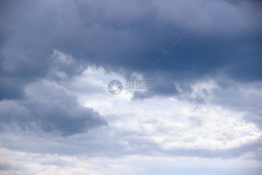 在春空的云层中紧地向上雨后在图片