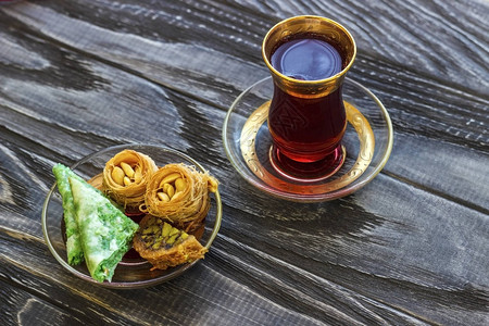 土耳其甜点东方甜品有坚果和蜂蜜图片