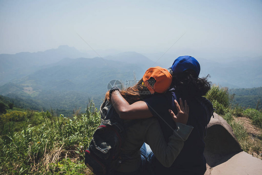 情人夫妇男女亚洲人旅行在假期放松站在山上的风景山公园愉快地在山上徒步图片