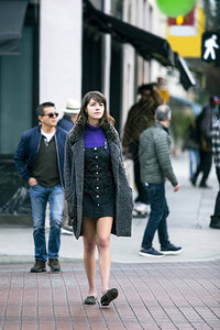 年轻漂亮的千禧一代女在城里步行图片