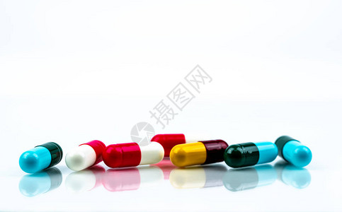 白色背景上的彩色抗生素胶囊丸药剂学概念抗生素耐药医药行业药房店保健药背景