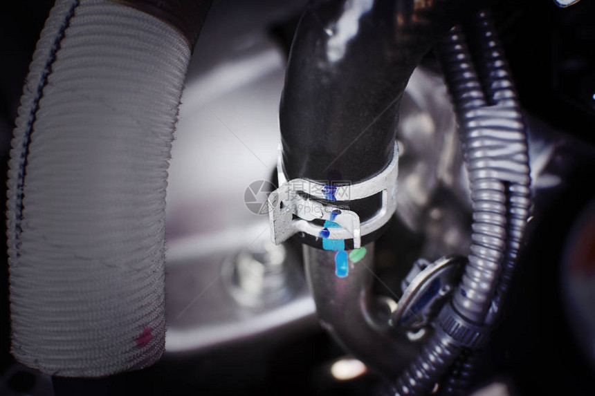 汽车发动机系统橡胶管上的弹簧软图片