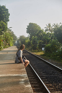 女孩坐在火车站的火车站本托图片