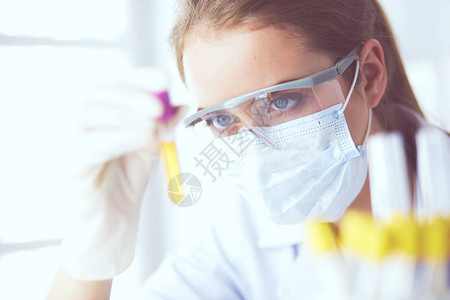 研究人员医生科学家或实验室助理在现代实验室或医院使图片