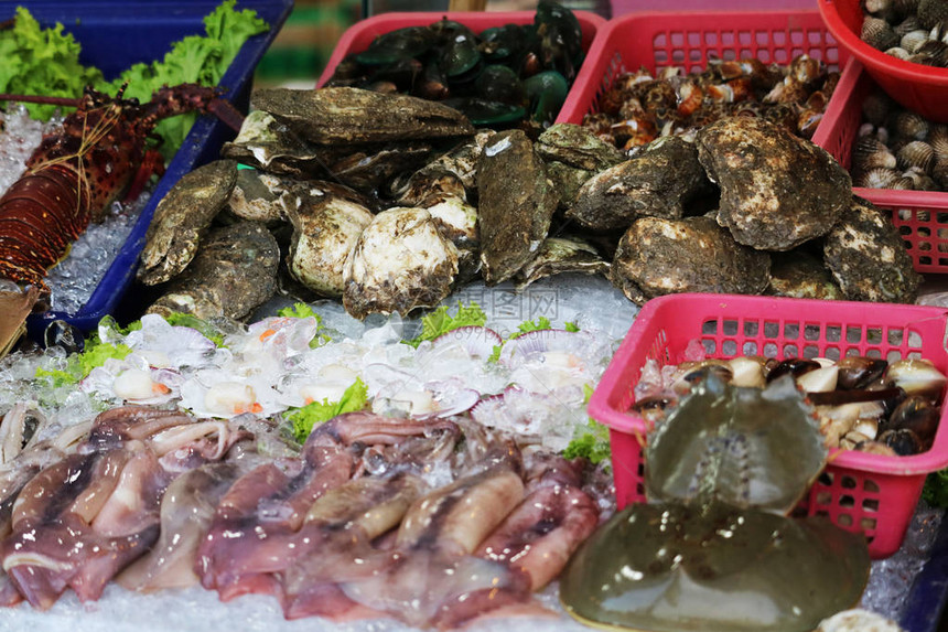 在泰国和旅游景点可以看到街头食品上新鲜的图片