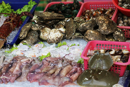 在泰国和旅游景点可以看到街头食品上新鲜的图片