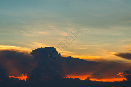 夕阳的天空回到黑暗的剪影云和太阳光线最后图片