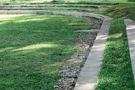 公园树荫下的阶梯式草坪座位背景图片