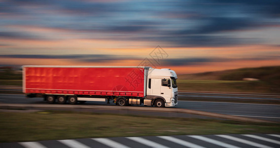 装集箱的卡车在高速公路上货物运输概念图片