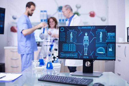 显示人体大脑活动的计算机监视器科学家在工作图片