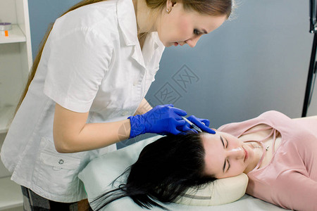 医生美容学家在妇女头上注射中科疗法图片