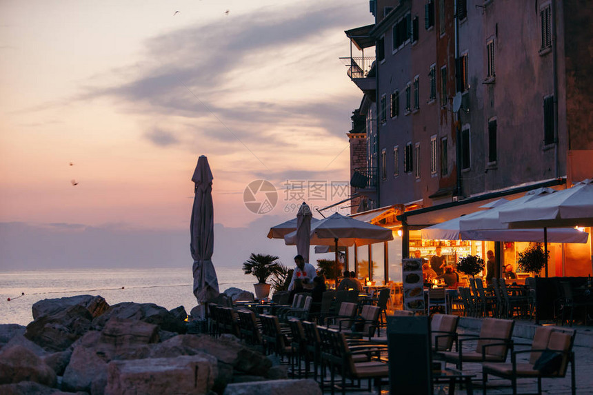 Croatia的罗文吉市海滨咖啡馆浪漫的夏夜图片