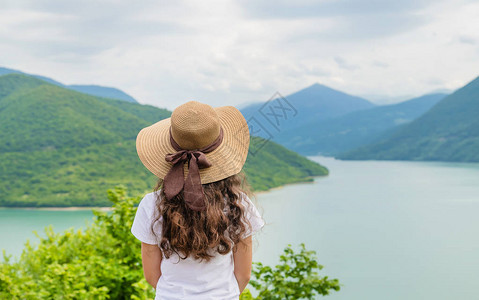 消暑道选格鲁吉亚第比利斯大水库泥豆湖有选背景