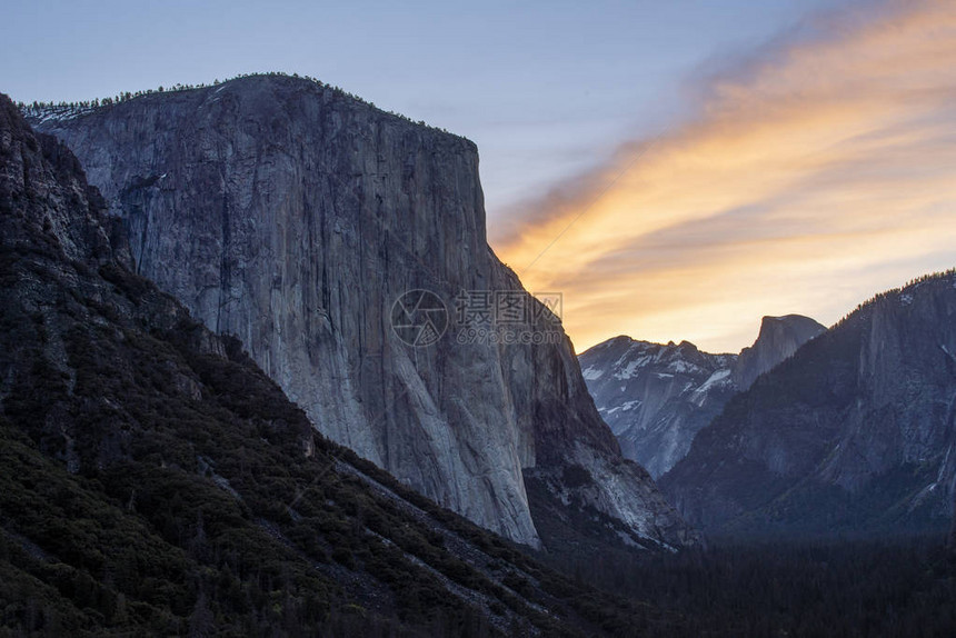 从YosemiteValley隧道视图中看到的ElCapitan和春天清晨的日出图片