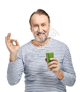 英俊成熟男人的肖像与一杯果汁显示OK手势图片