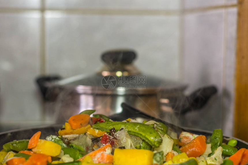 厨房里冒着烟的各种烤蔬菜图片