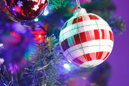 圣诞树红白条纹球装饰近景背景图片