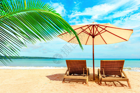 泰国近海边热带海滩的椅子假日背图片