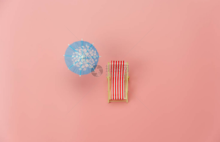 夏季假期背景概念中基本配件的平躺图像假期季节带雨伞的平躺最小沙滩桌面视图几个对象在粉红色图片