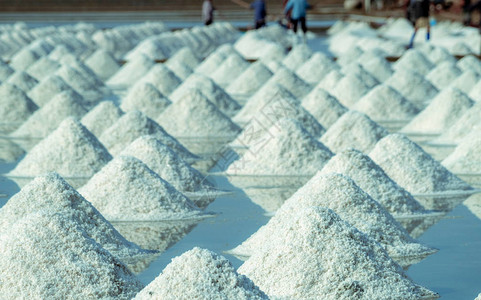泰国的海盐农场有机海盐海水的蒸发和结晶盐工业原料氯化钠太阳能蒸发系统碘背景