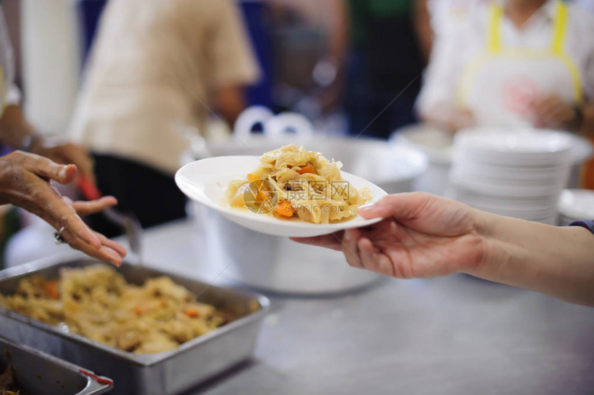 向社会中的穷人和饥饿者提供食物图片