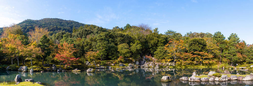 秋季有湖的全景季节变化森林图片