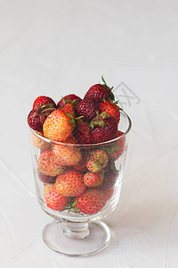 来自乡村花园的美味草莓健康食品维生素和营养时令食背景图片