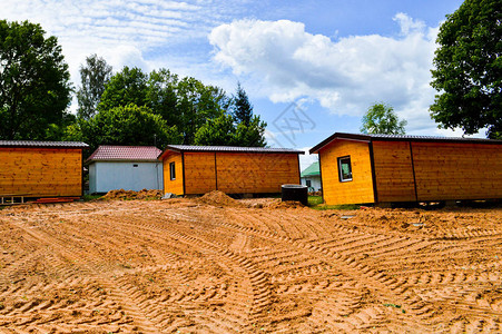 建造郊区模块化速生房建筑小屋的小黄木框架预制生态房高清图片