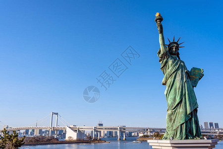 自由神像和彩虹桥日本东京图片