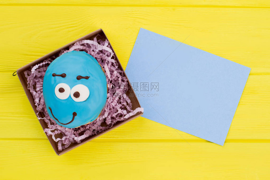 盒子里的蓝色搞笑甜圈礼品盒和空白纸卡中的甜圈生图片